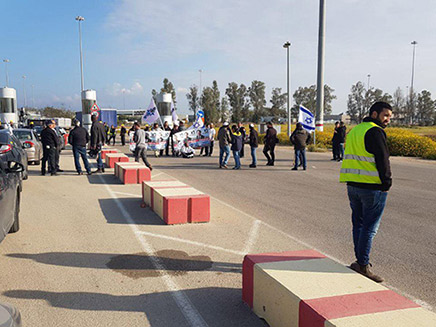 פעילי עוצמה יהודית במעבר כרם שלום (צילום: עוצמה יהודית, חדשות)