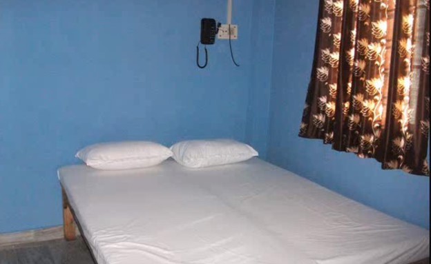 מיטה בהודו (צילום: Shreehareramaharekrishna Guesthouse, Youtube)