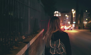אישה הולכת לבד ברחוב (צילום: KeyStock, shutterstock)