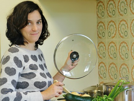 נועה לומדת לבשל (צילום: אפרסק סטודיו לצילום)