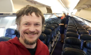עלה לטיסה - וגילה שהוא לבד במטוס (צילום: CNN, חדשות)