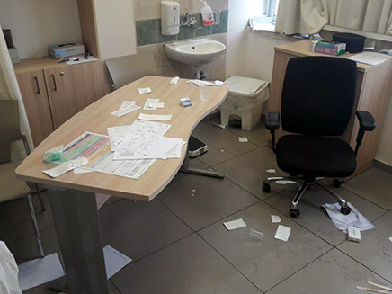 כך נראה המשרד לאחר ההתפרעות (צילום: דוברות המשטרה, חדשות)