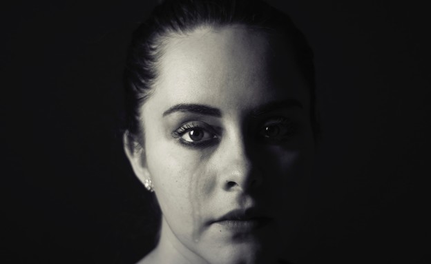 אישה עצובה  (צילום:  Cristian Newman/ Unsplash)
