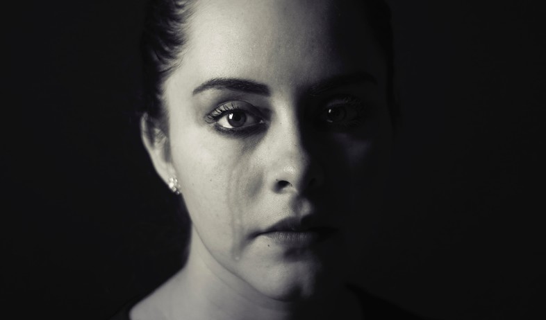 אישה עצובה  (צילום:  Cristian Newman/ Unsplash)