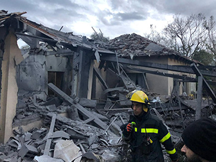 הבית בו פגעה הרקטה בשרון (צילום: חדשות)