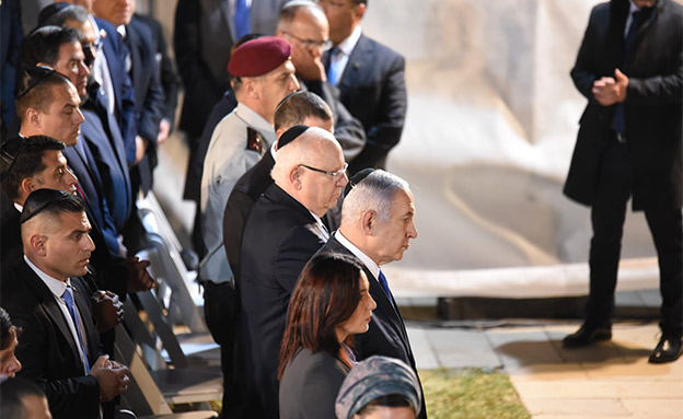 רה"מ והנשיא בהלוויתו של זכריה באומל ז"ל (צילום: TPS, חדשות)