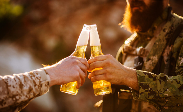 חיילים שותים בירה, אילוסטרציה (צילום: PRESSLAB, Shutterstock)