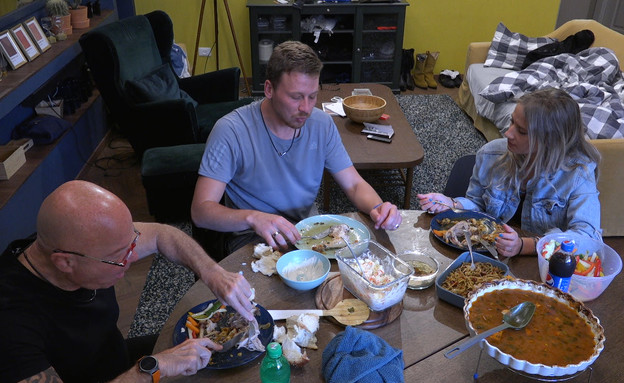 ג'ו, דומיניק ואליסה אוכלים ביחד ארוחת צהריים (צילום: מתוך 