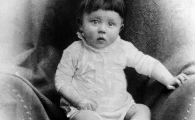 אדולף היטלר התינוק (צילום: wikimedia)