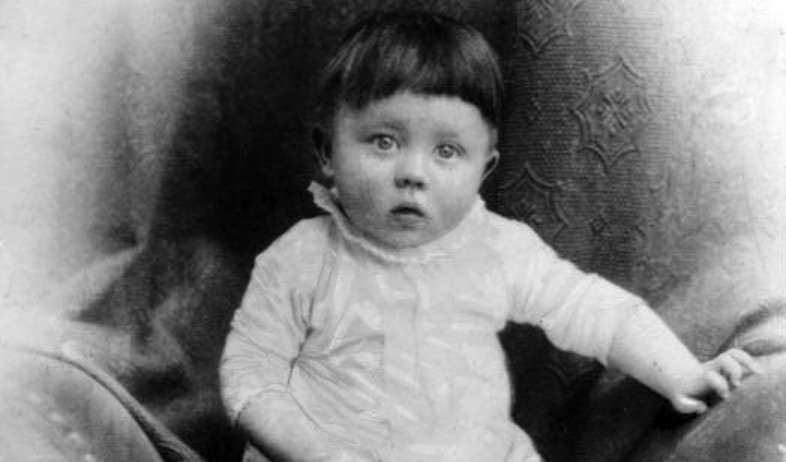 אדולף היטלר התינוק (צילום: wikimedia)