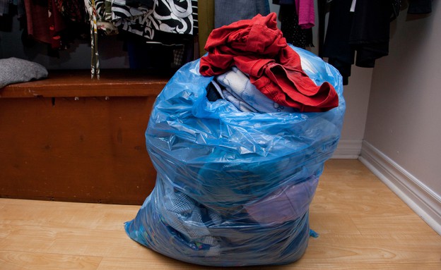שקית בגדים ישנים (צילום: rustycanuck, hutterstock )
