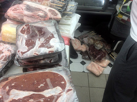 הבשר שנמצא בפשיטה (צילום: דוברות המשטרה, חדשות)