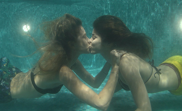 הודיה ונטע מתנשקות מתחת למים (צילום: מתוך 