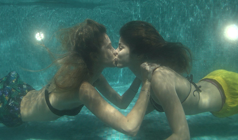 הודיה ונטע מתנשקות מתחת למים (צילום: מתוך "2025", שידורי קשת)