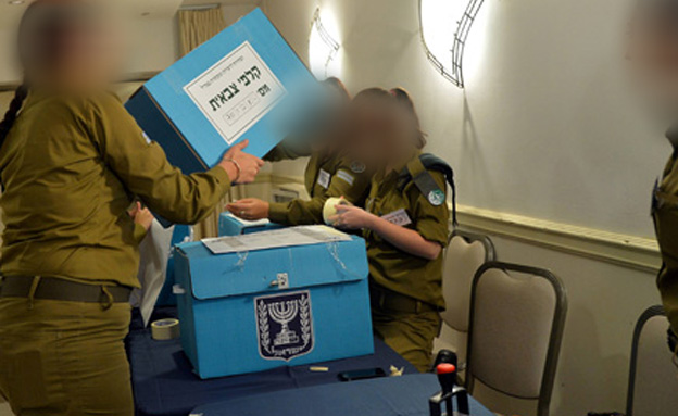 החיילים מצביעים במעטפה כפולה (צילום: Yossi Zeliger/FLASH90, חדשות)