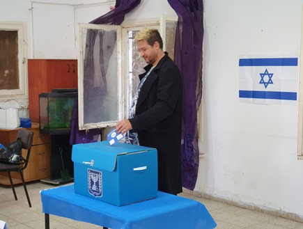 דניאל קמינסקי מצביע בבחירות (צילום: מתוך 