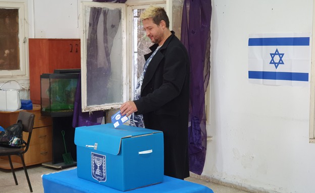 דניאל קמינסקי מצביע בבחירות (צילום: מתוך 񓠉")