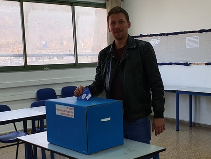 דומיניק שרמן מצביע בבחירות (צילום: מתוך 
