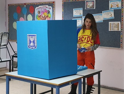 הודיה כהן מצביעה בבחירות (צילום: מתוך 