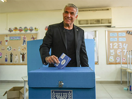 יאיר לפיד מצביע (צילום: קובי ריכטר/TPS, חדשות)