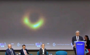 תמונה ראשונה בהיסטוריה של חור שחור‎ (צילום: מתוך מסיבת העיתונאים, חדשות)