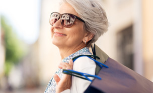 אישה מבוגרת בקניות (אילוסטרציה: By Dafna A.meron, shutterstock)