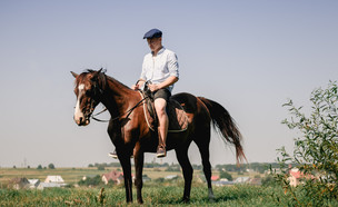 אדם רוכב על סוס, אילוסטרציה (צילום: Shutterstock)