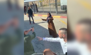 פלסטינית עם סכין שנוטרלה במחסום במזרח ירושלים‎ (צילום: חדשות)