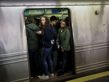 נוסעים ברכבת התחתית בניו יורק (צילום: Drew Angerer, getty images)