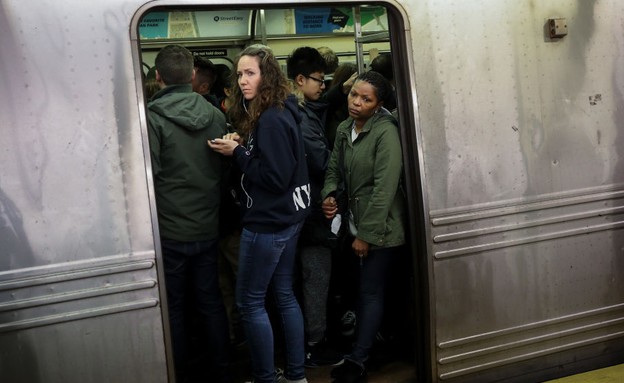נוסעים ברכבת התחתית בניו יורק (צילום: Drew Angerer, getty images)