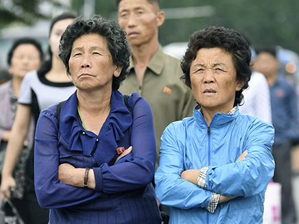 צפון קוריאנים צופים בפגישת קים טראמפ (צילום: רויטרס, חדשות)