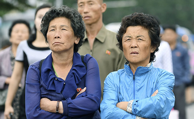 צפון קוריאנים צופים בפגישת קים טראמפ (צילום: רויטרס, חדשות)