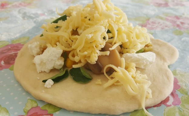 פיצה בתוך פיתה - שלב המילוי פיצה בתוך פיתה - שלב המילוי