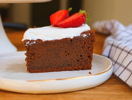 עוגת שוקולד עם הפתעה בריאה לפסח - פרוסה (צילום: אריאל ברי בן חמו, הבלוג 
