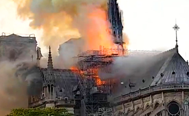 הלהבות אוחזות בקתדרלה (צילום: חדשות)