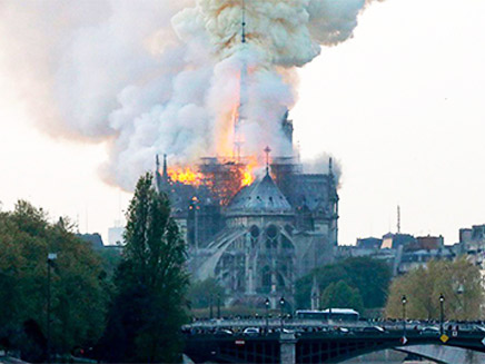 שרפה בקתדרלת נוטרדאם בפריז (צילום: Sky News, חדשות)