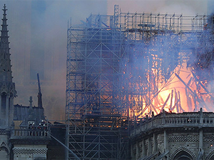 צפו: להבות בקתדרלה ומאמצי הכיבוי (צילום: AP, חדשות)