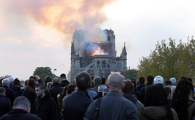 השרפה בקתדרלת נוטרדאם בפריז (צילום: AP, חדשות)