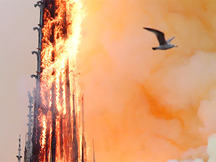 האש בצריח הקתדרלה (צילום: רויטרס, חדשות)