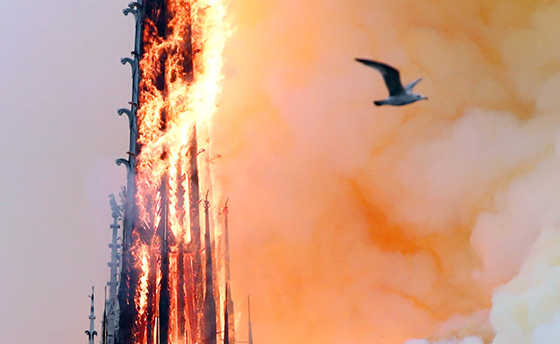 האש בצריח הקתדרלה (צילום: רויטרס, חדשות)