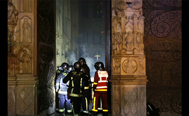 הכבאים בתוך הקתדרלה השרופה (צילום: רויטרס‎, חדשות)
