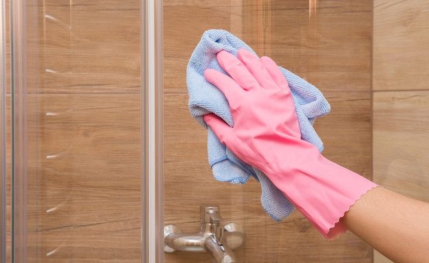 ניקוי המקלחת (צילום: FotoDuets/ Shutterstock)