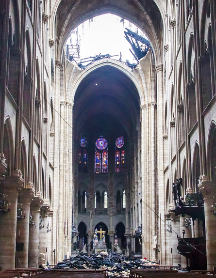 חור בתקרת כנסיית נוטרדאם בפריז, לאחר השריפה (צילום: ap)