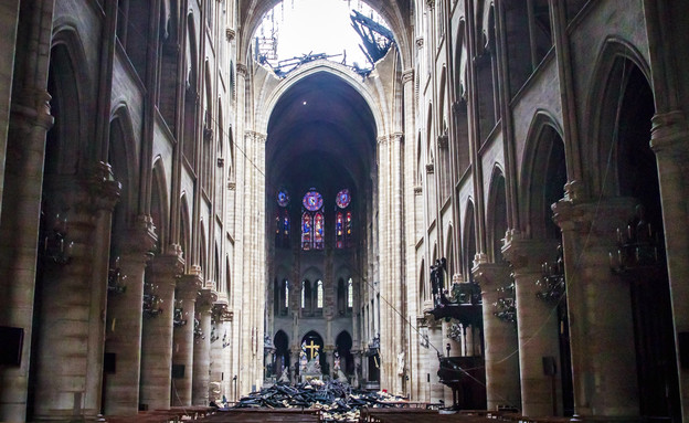 חור בתקרת כנסיית נוטרדאם בפריז, לאחר השריפה (צילום: ap)