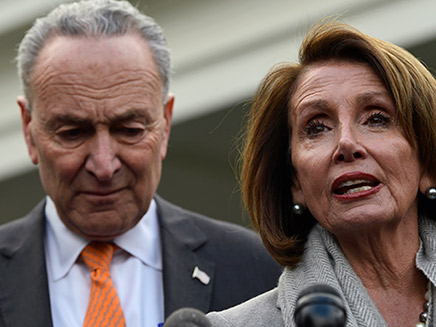 מנהיגי הדמוקרטים ננסי פלוסי וצאק שומר (צילום: AP, חדשות)