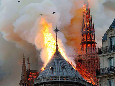 שריפה בקתדרלת נוטרדאם בפריז (צילום: Sky News, חדשות)