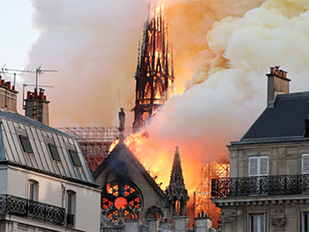 השרפה בקתדרלת נוטרדאם בפריז (צילום: רויטרס, חדשות)