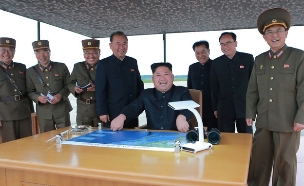 קים גונג און צופה בניסוי טיל (ארכיון) (צילום: רויטרס, חדשות)