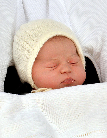 הנסיכה שרלוט ישנה לאחר צאתה מבית החולים (צילום: John Stillwell, Getty Images)