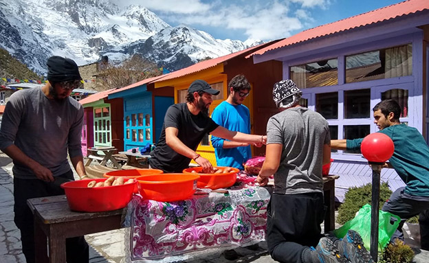 ארוחות ליל סדר המונית בנפאל ארוחות ליל סדר המונית בנפאל